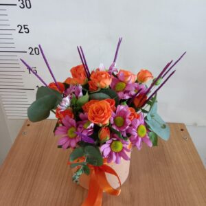 Kutuda Pembe Papatyalar Turuncu Çardak Güller