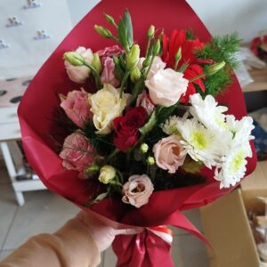 WhatsApp Image 2025-11-13 at 23.25.17 Üçgen Bukette Güller