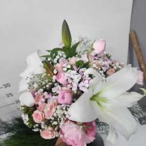 Güller İçinde Lilyumlar